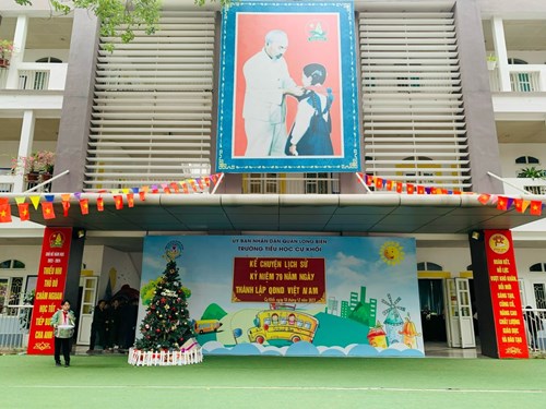 Trường Tiểu học Cự Khối tổ chức chương trình giao lưu “Kể chuyện lịch sử-kỉ niệm 79 năm ngày thành lập Quân đội nhân dân Việt Nam”
