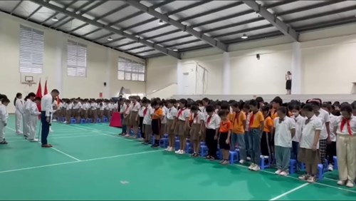 Tập thể cán bộ, giáo viên, nhân viên, các em học sinh dành một phút mặc niệm các nạn nhân tử vong do hỏa hoạn tại quận Thanh Xuân