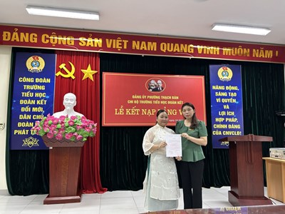 Cô giáo Lê Thị Thu Hà vinh dự trở thành đảng viên Đảng Cộng sản Việt Nam 