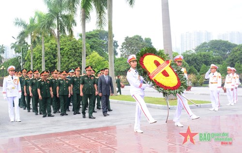 Thượng tướng Võ Minh Lương dâng hương, tri ân Đại tướng Đoàn Khuê