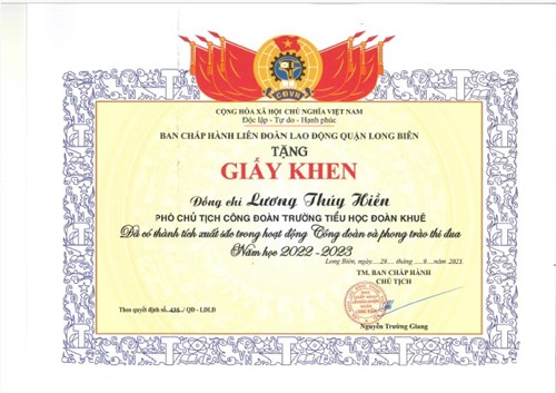 01 đồng chí được BCH Liên đoàn Lao động quận Long Biên tặng giấy khen đã có thành tích xuất sắc trong hoạt động Công đoàn và phong trào thi đua năm học 2022 - 2023