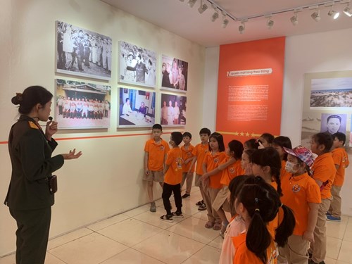 Học sinh trường Tiểu học Đoàn Khuê tham quan triển lãm  Đại tướng Đoàn Khuê - Nhà chính trị, quân sự xuất sắc  tại bảo tàng Lịch sử Quân sự Việt Nam