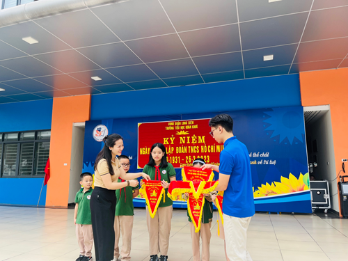 Liên đội trường Tiểu học Đoàn Khuê chào mừng kỷ niệm 92 năm ngày thành lập Đoàn TNCS Hồ Chí Minh
