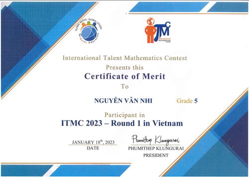 02 HS nhận Giấy chứng nhận tham gia cuộc thi ITMC 2023