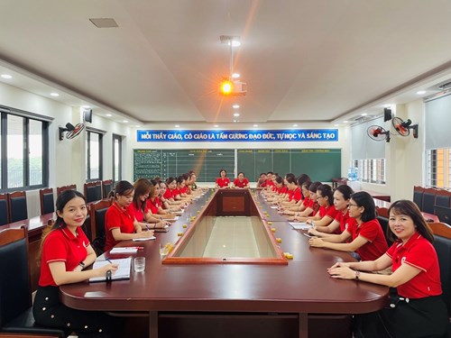 Trường Tiểu học Đoàn Khuê tham gia lớp bồi dưỡng chính trị hè cho đội ngũ cán bộ quản lý giáo dục và giáo viên các trường học trên địa bàn quận Long Biên