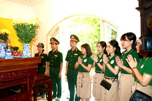 Trường Tiểu học Đoàn Khuê cùng đơn vị kết nghĩa đến thăm gia đình và dâng hương tưởng nhớ Đại tướng Đoàn Khuê