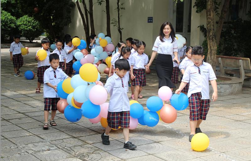 Trường tiểu học Đô thị Sài Đồng khen thưởng giáo viên, học sinh tiêu biểu
