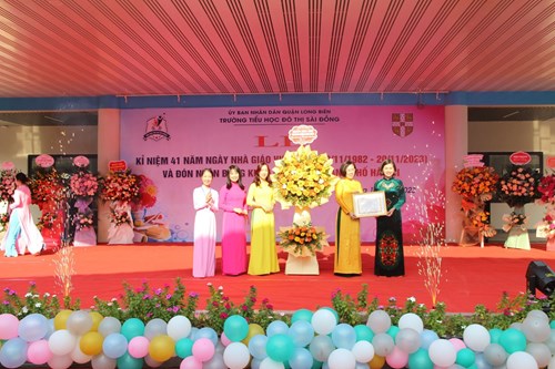 Trường Tiểu học Đô thị Sài Đồng nhận bằng khen của thành phố Hà Nội