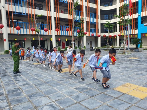 Trường Tiểu học Đô thị Sài Đồng tổ chức tuyên truyền kĩ năng thoát nạn trong đám cháy và sử dụng phương tiện chữa cháy cho CBGV, NV  và học sinh toàn trường