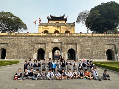 Học sinh khối 2 hứng thú với buổi học tập thực địa tại di tích Hoàng Thành Thăng Long