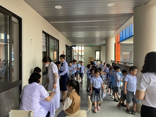 Trường Tiểu học Đô thị Sài Đồng  tổ chức khám sức khỏe định kì cho học sinh