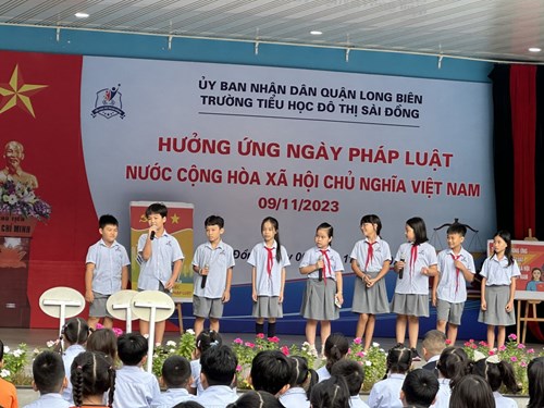 Thầy trò trường TH Đô thị Sài Đồng hưởng ứng Ngày Pháp luật nước Cộng hoà Xã hội Chủ nghĩa Việt Nam năm 2023