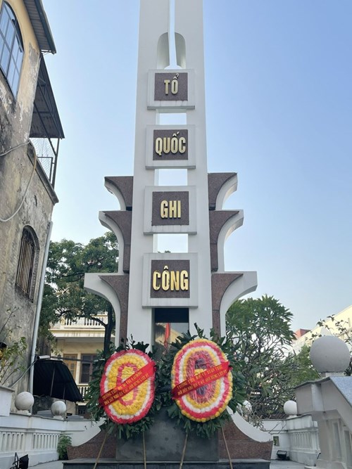 Chăm sóc và đặt hoa tại Đài tưởng niệm phường Sài Đồng  nhân kỉ niệm 78 năm Ngày thành lập QĐND Việt Nam  và 33 năm Ngày Hội quốc phòng toàn dân