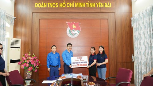 Đại diện Trường TH Đô thị Sài Đồng đồng hành cùng Báo Tuổi trẻ Thủ đô trao tặng 2 nhà nhân ái tại tỉnh Yên Bái