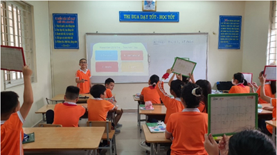 Học sinh ISMART tại Tiểu học Đô thị Việt Hưng chào mừng Ngày Nhà giáo Việt Nam
