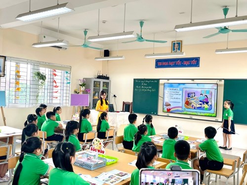 Trường Tiểu học Đô thị Việt Hưng với phong trào xây dựng trường học hạnh phúc