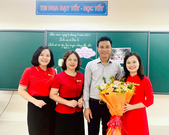 Trường Tiểu học Đô thị Việt Hưng tổ chức thành công chuyên đề cấp quận môn Lịch sử và Địa lý lớp 4