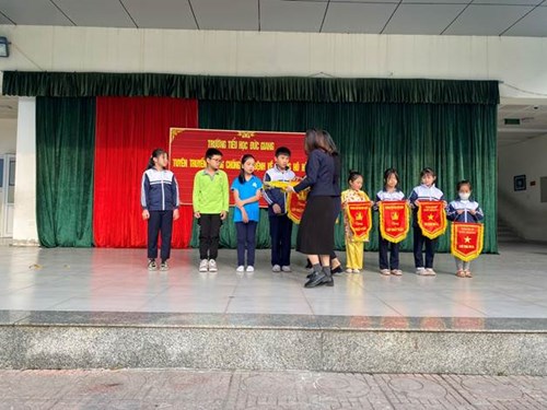 Tiểu học Đức Giang sinh hoạt dưới cờ tuần 23