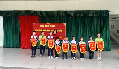 Trường TH Đức Giang tổ chức sinh hoạt dưới cờ Tuần 26 - Tuyên truyền phòng chống bạo lực học đường
