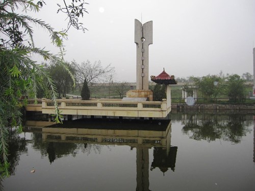 Trường Tiểu học Giang Biên tổ chức buổi dâng hương viếng tượng đài liệt sĩ phường Giang Biên.