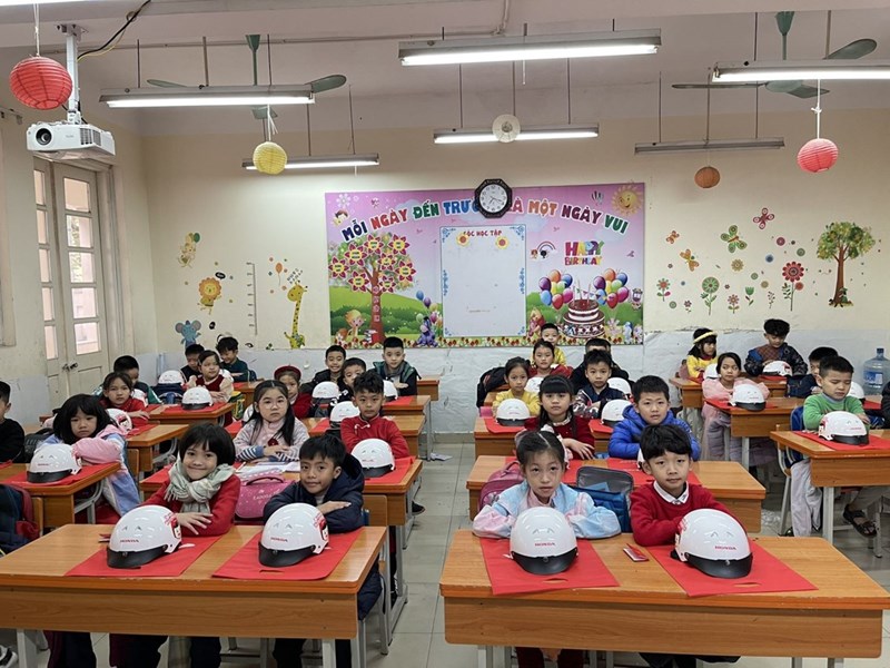 Công ty Honda trao tặng mũ bảo hiểm cho học sinh trường tiểu học Giang Biên