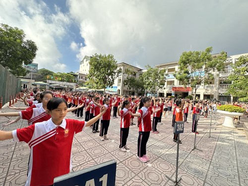 Trường Tiểu học GiangnBiên tổ chức tập thể dục buổi sáng