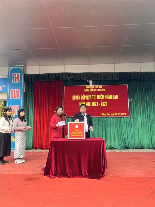 Trường Tiểu học Giang Biên tổ chức quyên góp ủng hộ quỹ Nhân đạo năm học 2023 - 2024