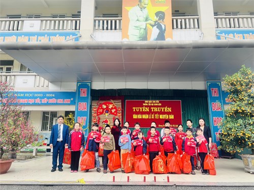 Bạn Nguyễn Hà Vy – lớp 4A2 – Trường Tiểu học Giang Biên Tấm gương sáng về “Người tốt, việc tốt”