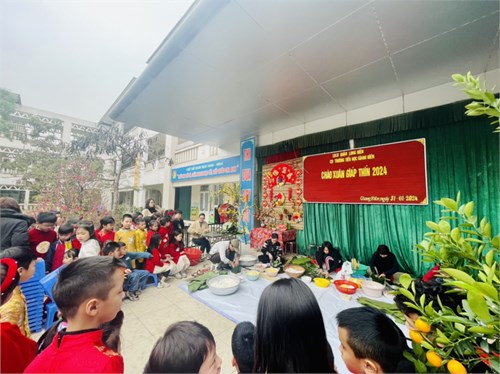 Công đoàn trường Tiểu học Giang Biên tổ chức gói bánh chưng chào mừng xuân Giáp Thìn 2024