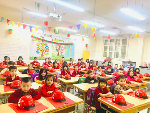 Trường Tiểu học Giang Biên tổ chức lễ trao tặng mũ bảo hiểm xe máy cho  cho học sinh lớp 1