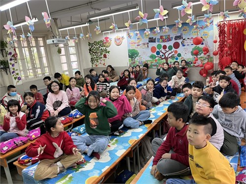 Sáng hôm nay (25/1), thời tiết duy trì mức rét buốt, trường Tiểu học Giang Biên vẫn tổ chức đón HS đến học bình thường.