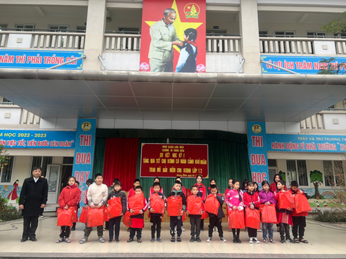 Trường TH Giang Biên trao quà cho học sinh có hoàn cảnh khó khăn.