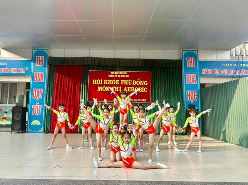 Học sinh trường Tiểu học Giang Biên tham gia Hội khỏe cấp trường ở nội dung Erobic