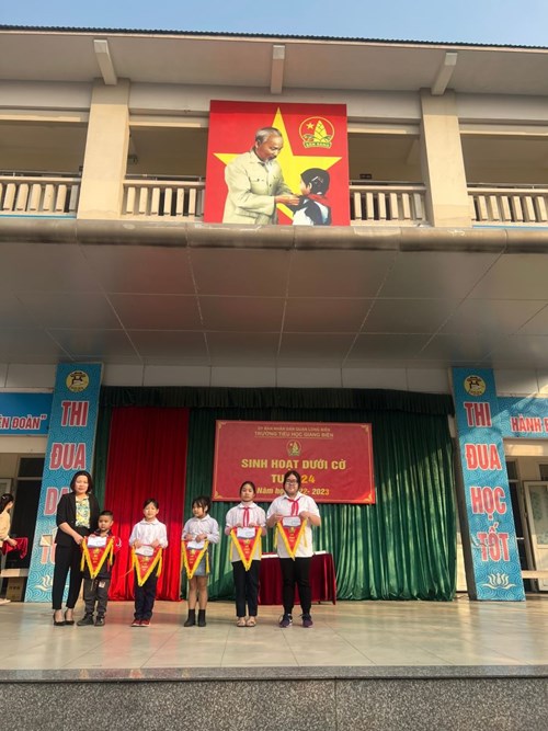 Lễ chào cờ đầu Tuần 24 của trường TH Giang Biên