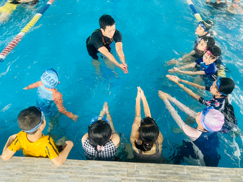 Trường Tiểu học Giang Biên đẩy mạnh phong trào học bơi cho học sinh.