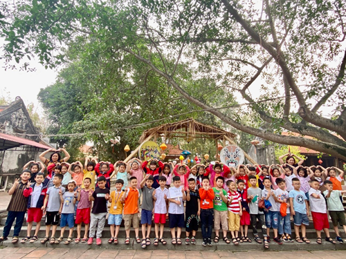 Học sinh Trường Tiểu học Giang Biên tham quan học tập ngoại khóa tại đền thờ Hai Bà Trưng và nông trại giáo dục Erahouse