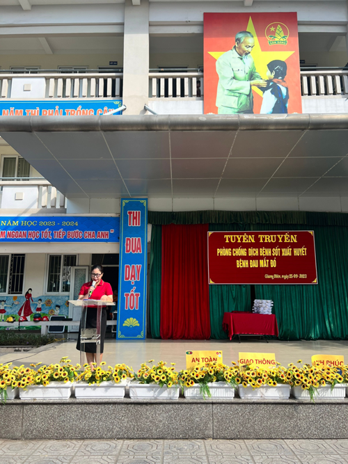 Trường Tiểu học Giang Biên thực hiện công tác tuyên truyền phòng chống dịch bệnh đầu năm học