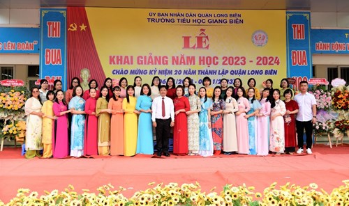 Lễ khai giảng tại trường Tiểu học Giang Biên
