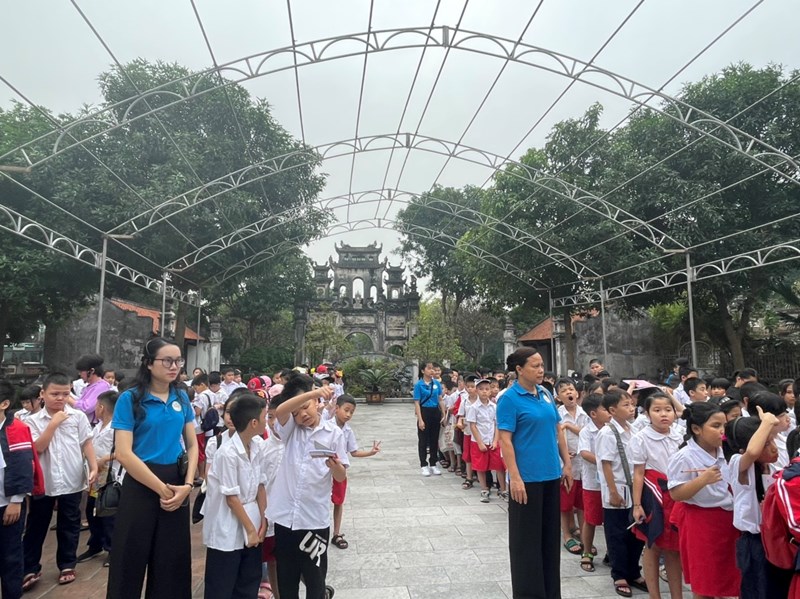 Trường Tiểu học Giang Biên tổ chức chuyến tham quan di tích lịch sử cho học sinh khối 3 trong toàn trường 