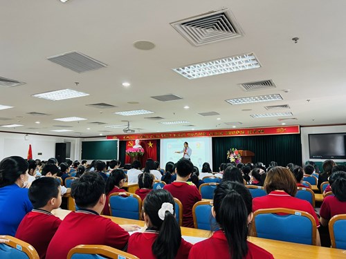 Những gương mặt tiêu biểu Trường Tiểu học Giang Biên được tham gia lớp tập huấn BCH Liên đội năm học 2023 - 2024
