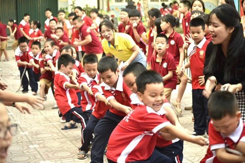 Trường Tiểu học Giang Biên hưởng ứng phong trào đưa các trò chơi dân gian vào các trường.
