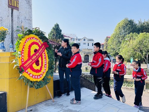 Ngày 19/12 Trường Tiểu học Giang Biên dâng hương viếng tượng đài liệt sĩ phường Giang Biên.