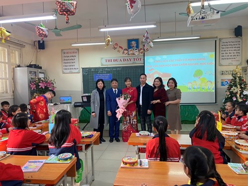 Chùm ảnh tiết dạy của  cô giáo Vũ Kim Dung trường Tiểu học Giang Biên trong tiết thi GVDG cấp Quận năm học 2022-2022