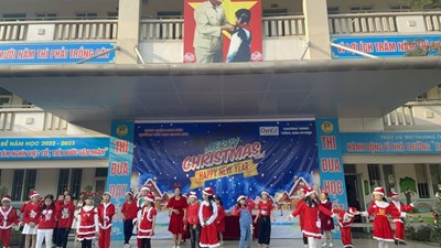 Hoạt động văn nghệ tham gia Lễ Giáng sinh của trường các bạn học sinh trường Tiểu học Giang Biên