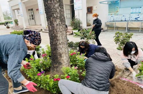 Cán bộ, giáo viên, nhân viên Trường Tiểu học Giang Biên tham gia Tết trồng cây