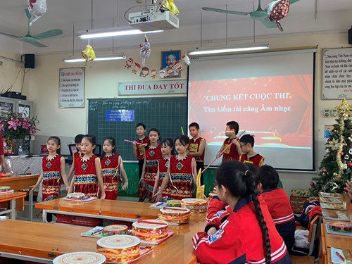 Tiết thi dạy cấp Quận môn Âm nhạc và môn Toán của trường Tiểu học Giang Biên