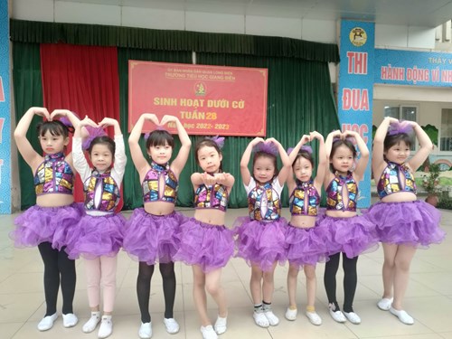 Sinh hoạt dưới cờ tuần 28 của trường Tiểu học Giang Biên