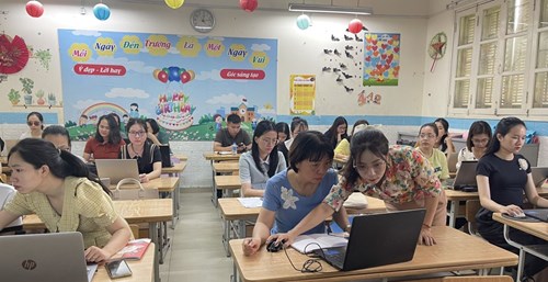 Trường Tiểu học Giang Biên tập huấn công nghệ thông tin cho giáo viên trước thềm năm học mới