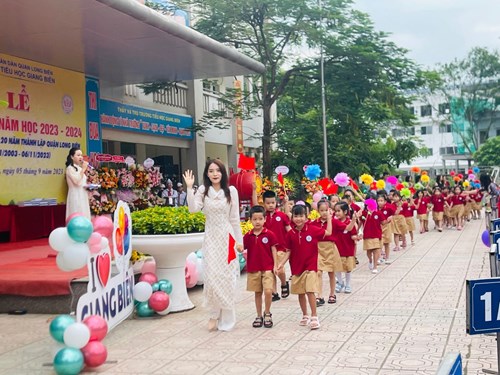 Khai giảng đầu tiên dưới mái trường Tiểu học Giang Biên của các em học sinh lớp 1A3