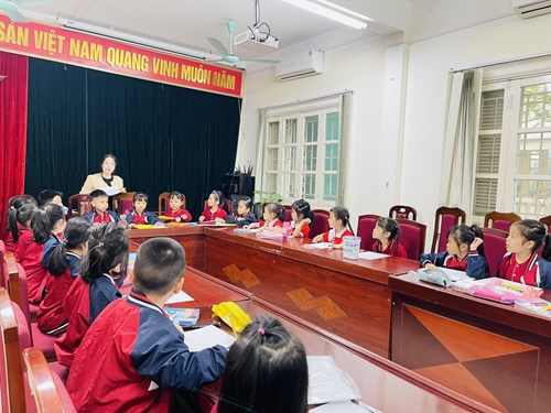 Học sinh trường Tiểu học Giang Biên vẽ tranh chào mừng ngày nhà giáo Việt Nam 20-11